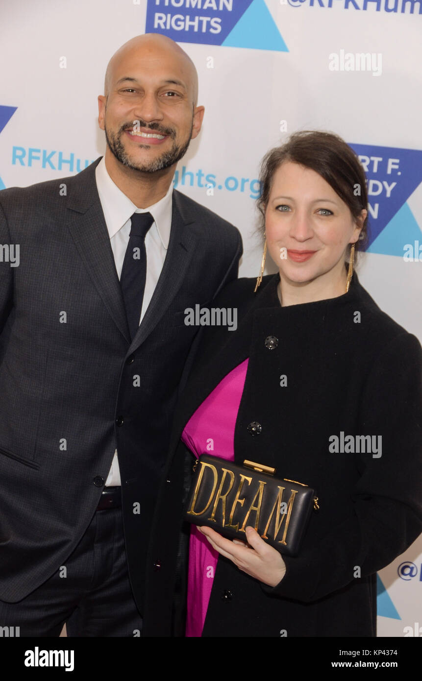 New York, NY, USA. 13 Dez, 2017. Keegan-Michael Taste (L) und Elisa Pugliese nehmen an der 2017 Robert F. Kennedy Menschenrechte Welligkeit der Hoffnung Awards in New York Hilton in Midtown am 13. Dezember 2017 in New York, New York. Credit: Raymond Hagans/Medien Punch/Alamy leben Nachrichten Stockfoto