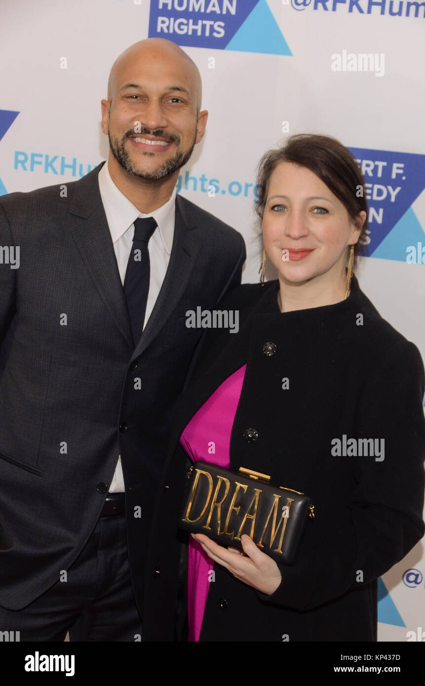 New York, NY, USA. 13 Dez, 2017. Keegan-Michael Taste (L) und Elisa Pugliese nehmen an der 2017 Robert F. Kennedy Menschenrechte Welligkeit der Hoffnung Awards in New York Hilton in Midtown am 13. Dezember 2017 in New York, New York. Credit: Raymond Hagans/Medien Punch/Alamy leben Nachrichten Stockfoto
