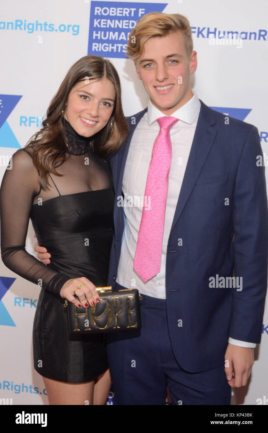 New York, NY, USA. 13 Dez, 2017. Michaela Kennedy Cuomo (L) und Gäste nehmen an der 2017 Robert F. Kennedy Menschenrechte Welligkeit der Hoffnung Awards in New York Hilton in Midtown am 13. Dezember 2017 in New York, New York. Credit: Raymond Hagans/Medien Punch/Alamy leben Nachrichten Stockfoto