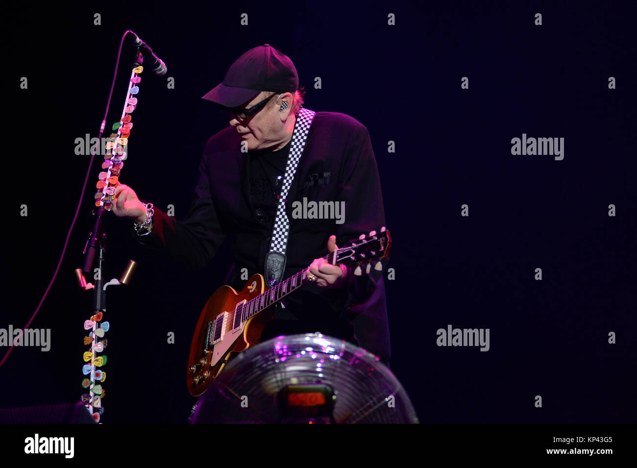 Sao Paulo, Brasilien. 13 Dez, 2017. Amerikanische band Cheap Trick während der Show im Solid Rock Festival statt bei der Allianz Park in Sao Paulo in der Nacht von Mittwoch, 13. (Foto: LEVI BIANCO/BRASILIEN FOTO PRESSE) Credit: Brasilien Foto Presse/Alamy leben Nachrichten Stockfoto