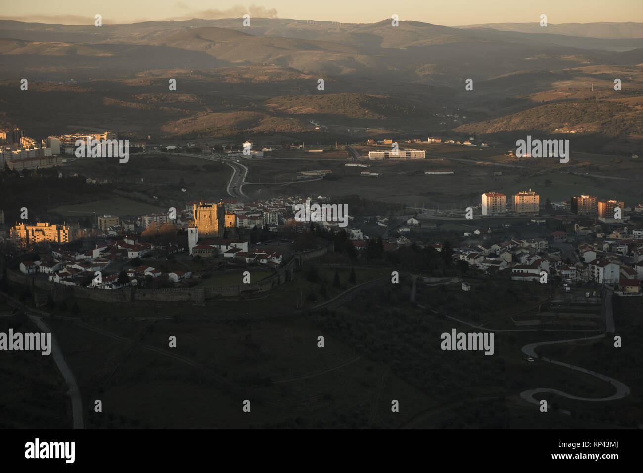 Dezember 27, 2016 - BragançA, Portugal - ein Blick auf die Zitadelle, Braganca Braganca. Portugal hat gerade ausgezeichnet worden'' der weltweit führenden Ziel'' für 2017. Unter den Nominierten für das beste Ziel für 2017 bei den World Travel Awards wurden in Ländern wie Brasilien, Griechenland, Malediven, USA, Marokko, Vietnam oder Spanien. Credit: Omar Marques/SOPA/ZUMA Draht/Alamy leben Nachrichten Stockfoto