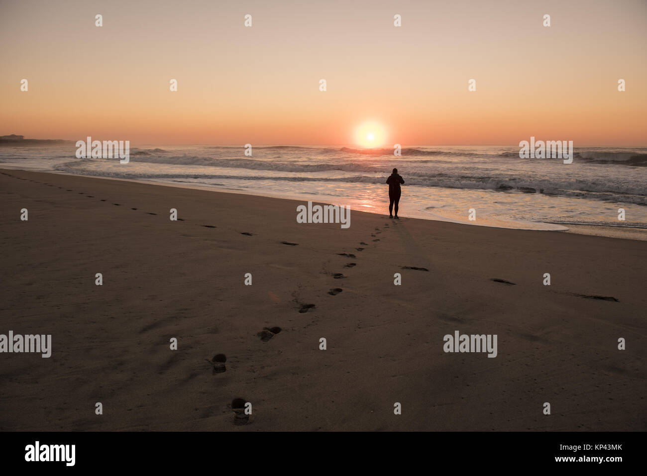 Viana do Castelo, Minho, Portugal. 29 Dez, 2016. Fuß gedruckt werden gesehen, wie eine Frau Richtung Wanderungen zu den Ozean in Vila Praia de Ancora. Portugal hat gerade ausgezeichnet worden'' der weltweit führenden Ziel'' für 2017. Unter den Nominierten für das beste Ziel für 2017 bei den World Travel Awards wurden in Ländern wie Brasilien, Griechenland, Malediven, USA, Marokko, Vietnam oder Spanien. Credit: Omar Marques/SOPA/ZUMA Draht/Alamy leben Nachrichten Stockfoto