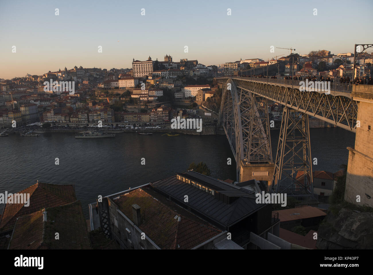 Porto, Porto, Portugal. 31 Dez, 2016. Ein Blick auf Porto Fluss, Porto. Portugal hat gerade ausgezeichnet worden'' der weltweit führenden Ziel'' für 2017. Unter den Nominierten für das beste Ziel für 2017 bei den World Travel Awards wurden in Ländern wie Brasilien, Griechenland, Malediven, USA, Marokko, Vietnam oder Spanien. Credit: Omar Marques/SOPA/ZUMA Draht/Alamy leben Nachrichten Stockfoto