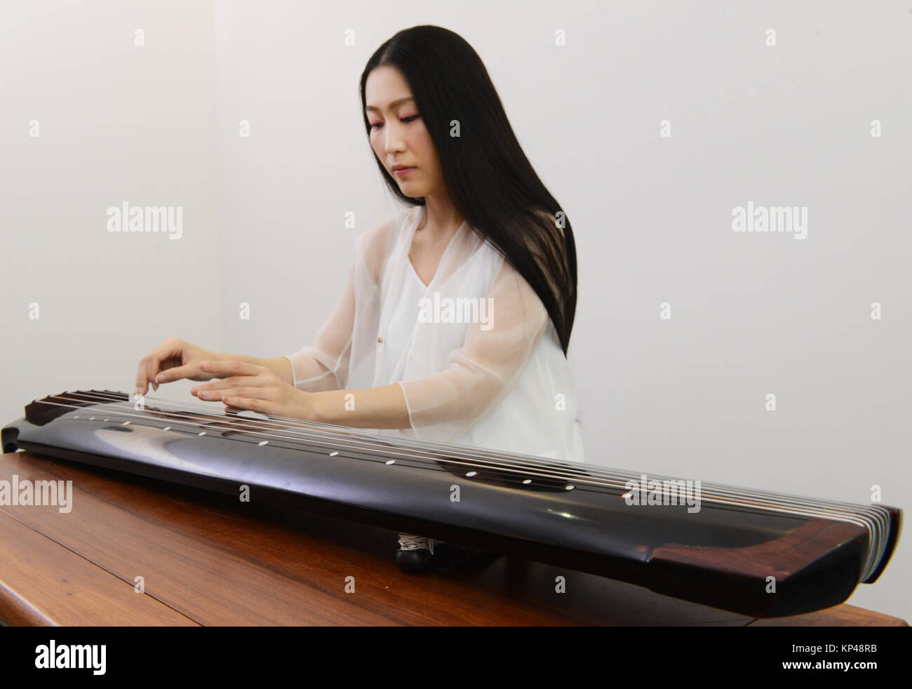 Der chinesischen Musikerin Bai Wuxia spielen der Guqin Instrument. Stockfoto