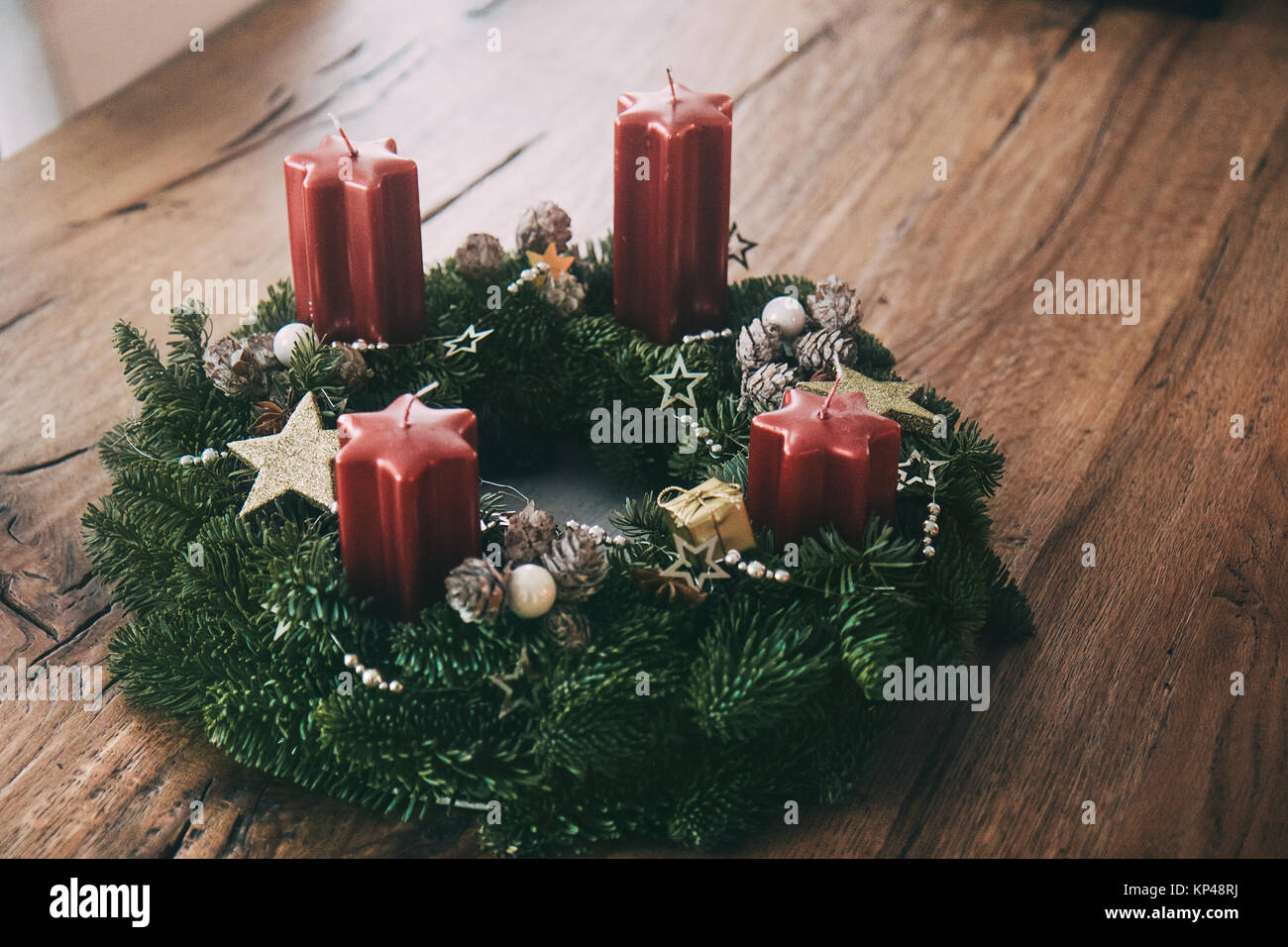Weihnachten Adventskranz im natürlichen Look mit vier Kerzen traditionelle  in der Schweiz Stockfotografie - Alamy