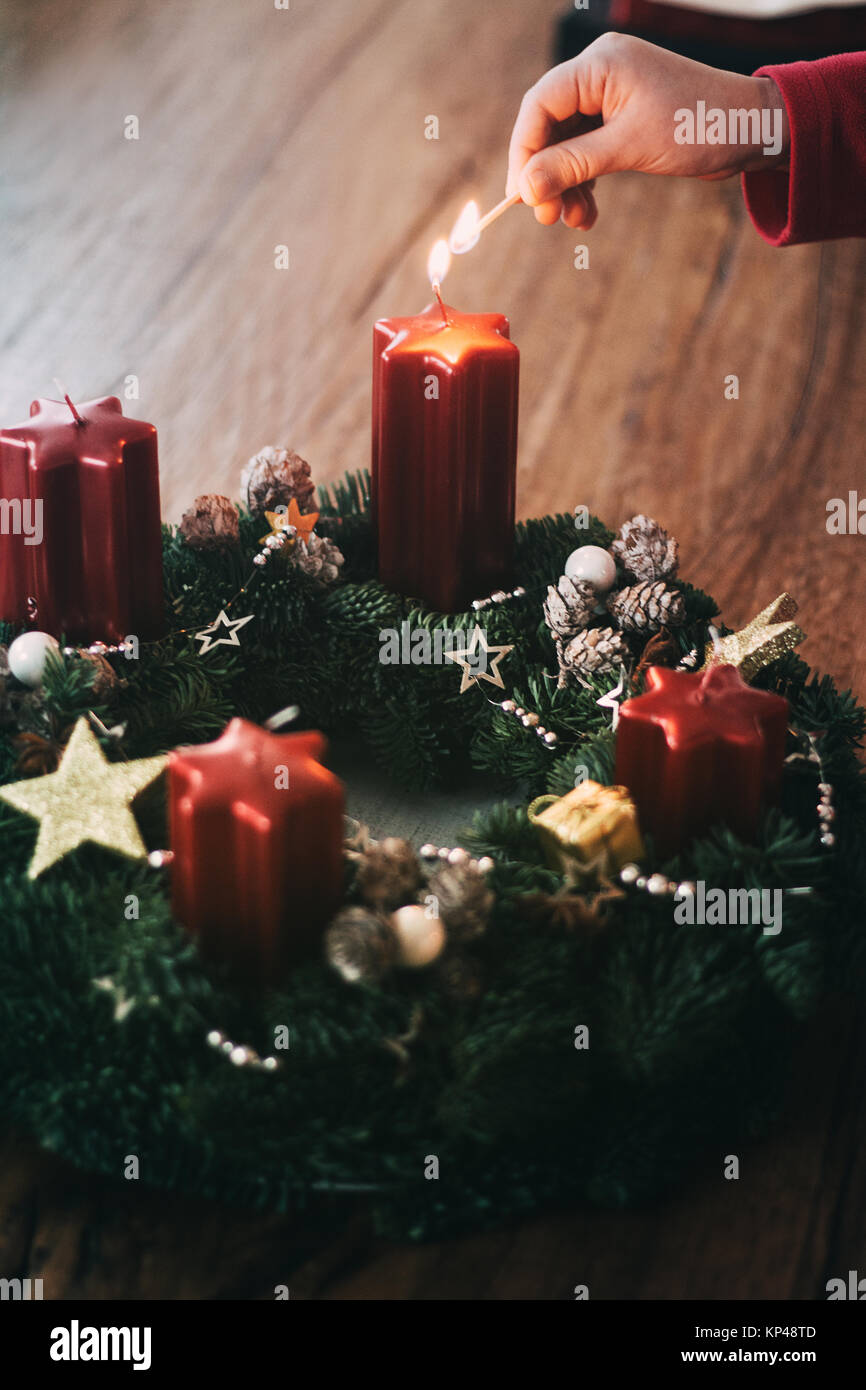 Beleuchtung Die erste Kerze am Adventskranz vier Wochen vor Weihnachten als  traditionell in der Schweiz closeup details Stockfotografie - Alamy