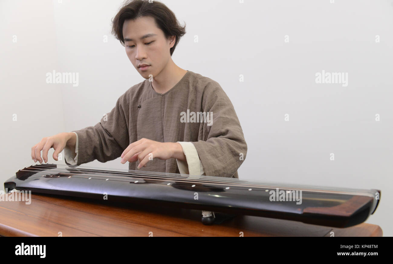 Der chinesischen Musikerin Yin Yihaonan spielen der Guqin Instrument. Stockfoto