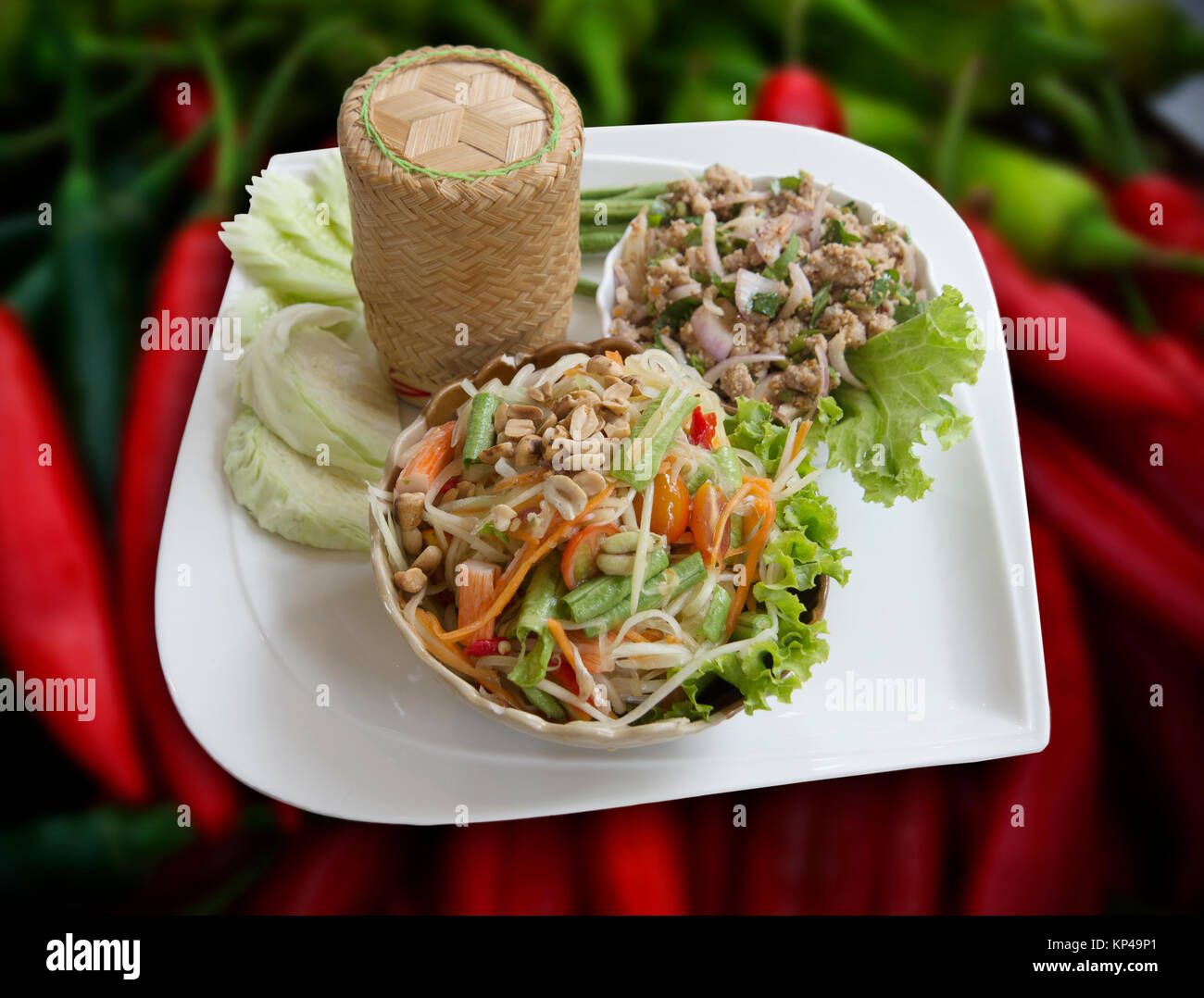 Traditionelle Thai Essen, Papaya Salat, Klebreis und Schweinefleisch, gemischt mit Kräutern und Gemüse, gut für die Gesundheit. Stockfoto