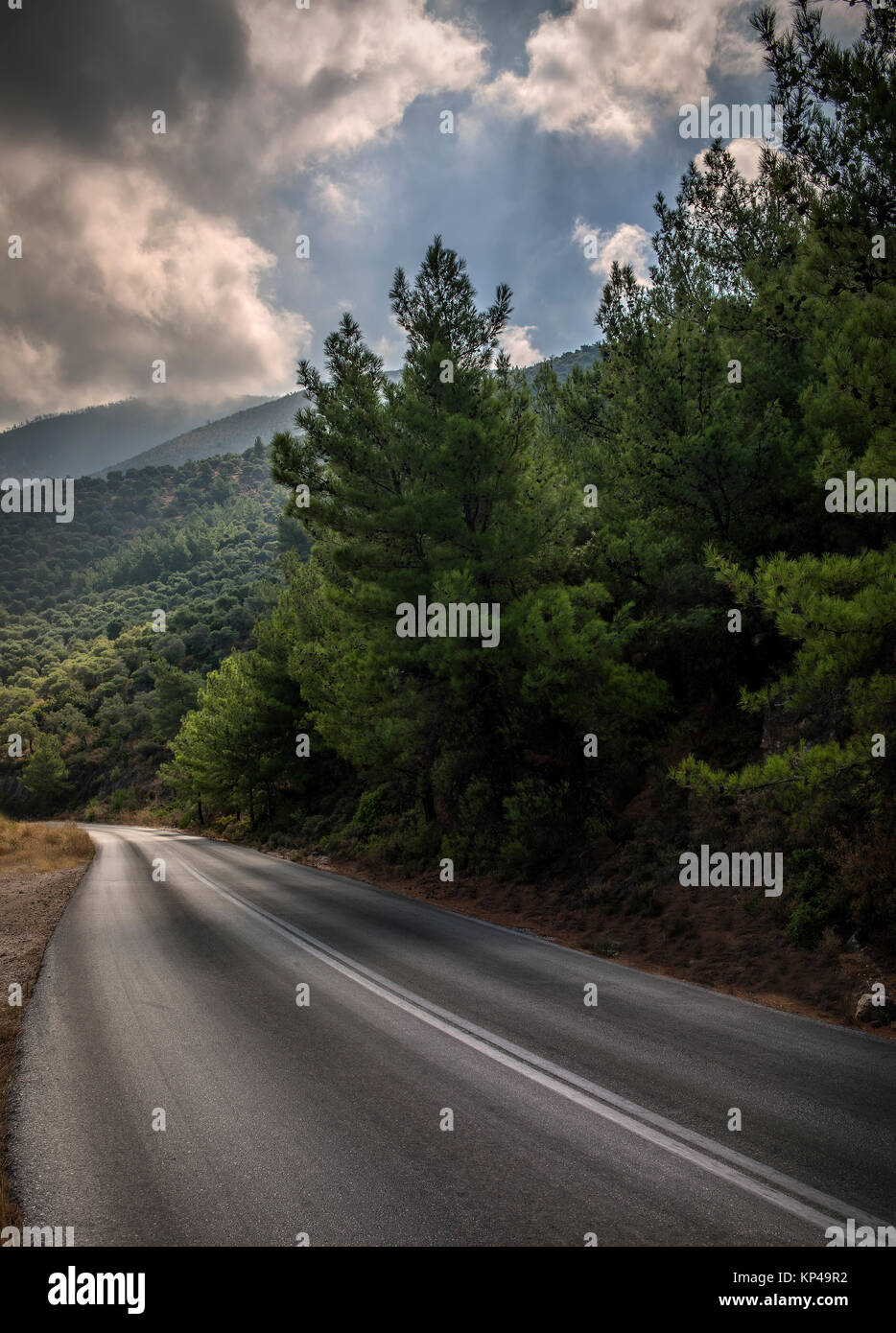 Straße im Berg mit clowdy Sky Stockfoto