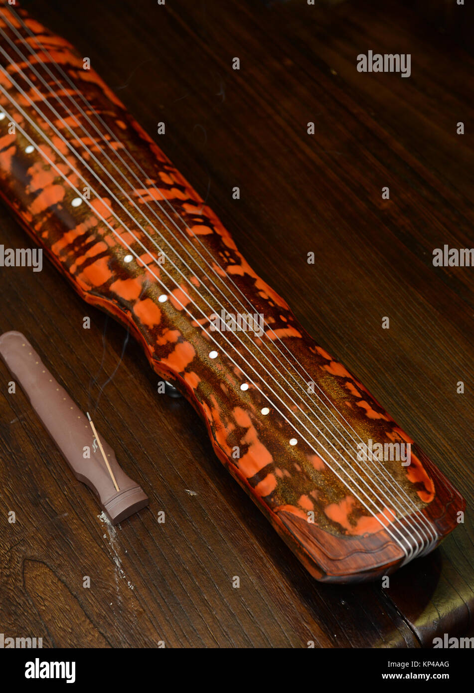 Guqin ist ein traditionelles chinesisches musikalisches Saiteninstrument. Stockfoto