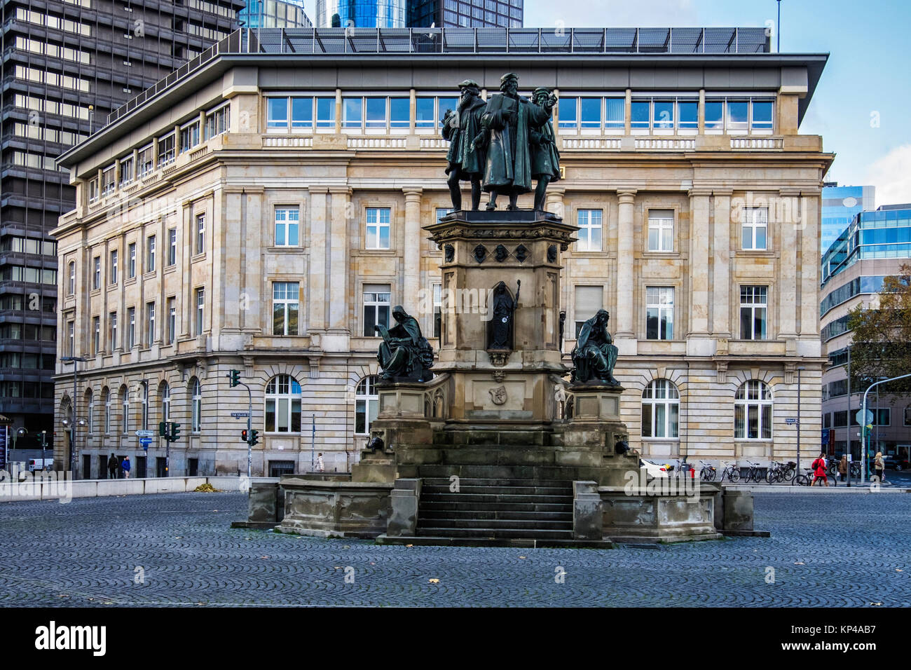Frankfurt am Main, Roßmarkt Square, alte Deutsche Bank Gebäude und Gutenberg Denkmal, Johannes Gutenberg memorial Statue Stockfoto