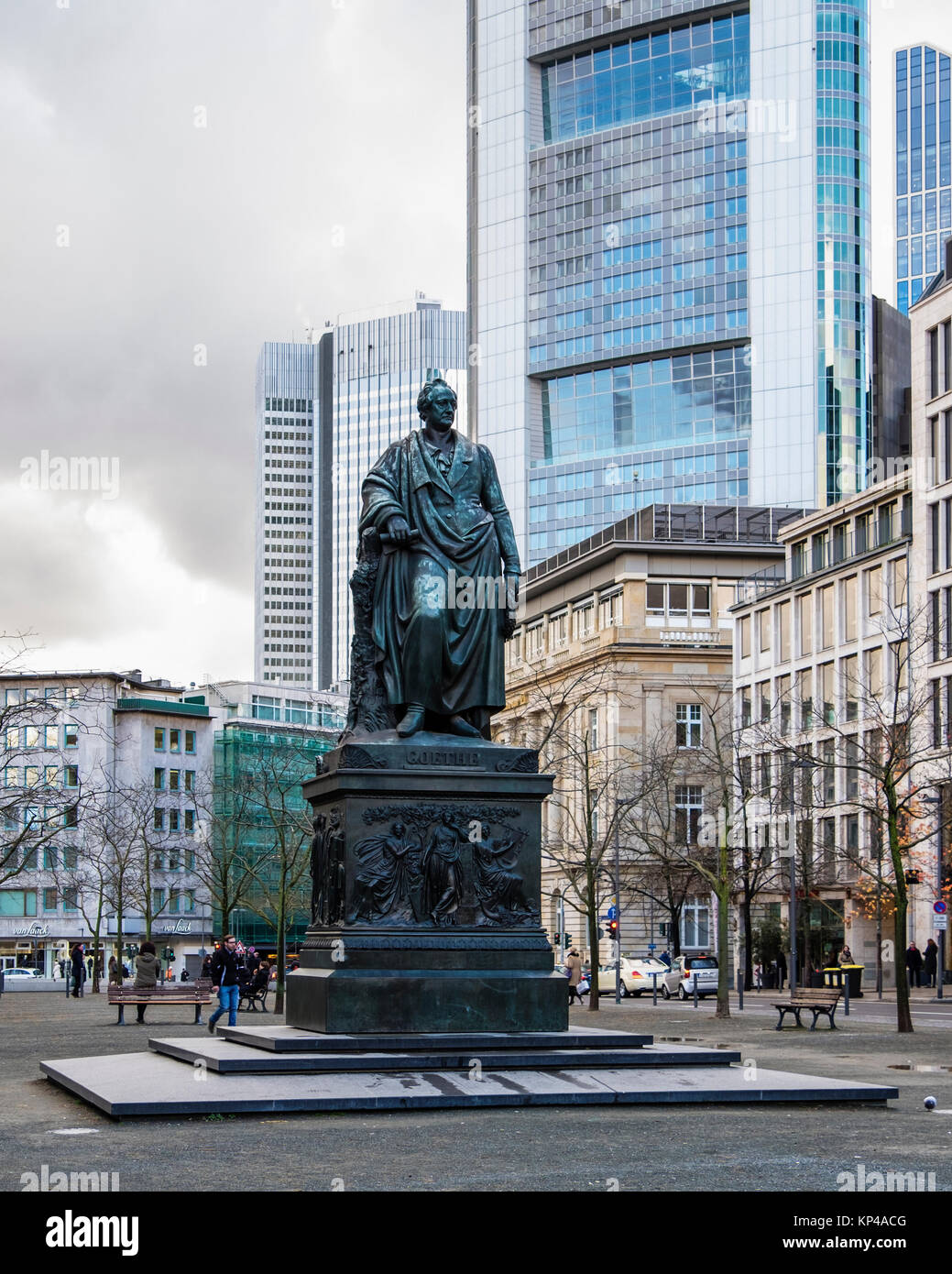 Frankfurt, Deutschland, Goetheplatz. Goethe Denkmal, Bronze Skulptur der deutsche Schriftsteller von Bildhauer Ludwig Schwanthaler & neue & alte Bank Gebäuden Stockfoto