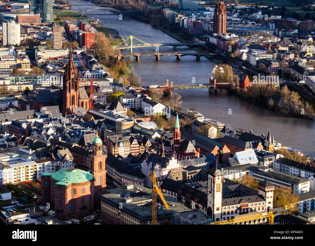 Frankfurt, Deutschland. Luftaufnahme vom Main Tower der Helaba. Historische Altstadt Kirchen, Gebäuden, Brücken über den Main Stockfoto