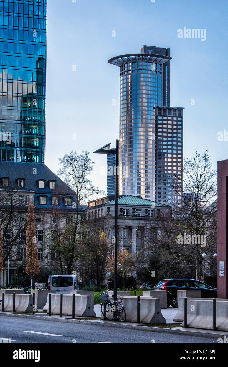 Frankfurt am Main, Deutschland, Frankfurt, Deutschland. Westend Tower, DZ Bank Gebäude, 208 Meter hohes Glas & Stein Wolkenkratzer mit einer Krone von elf Speichen Stockfoto