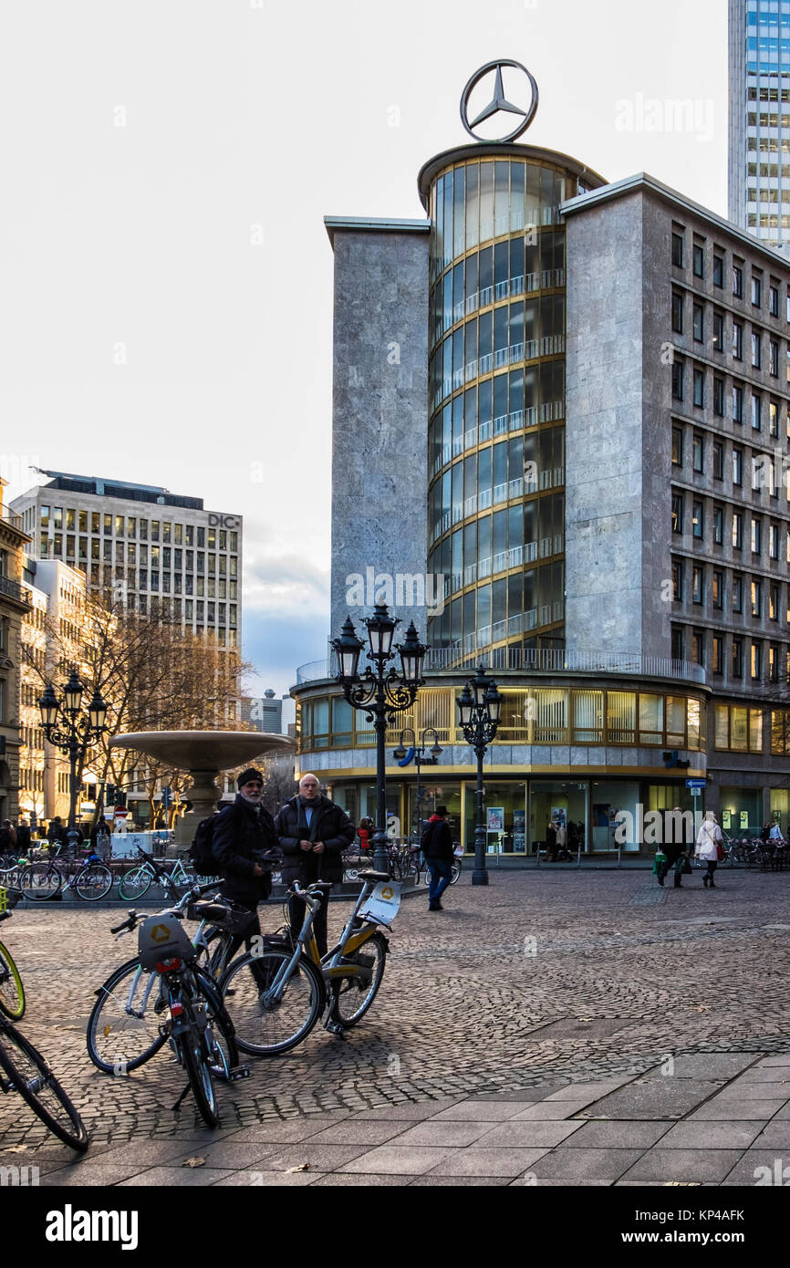 Kaiserplatz, Frankfurt, Deutschland. Mercedes Benz Autohaus und zeigen Zimmer mit Logo im Stadtzentrum Stockfoto