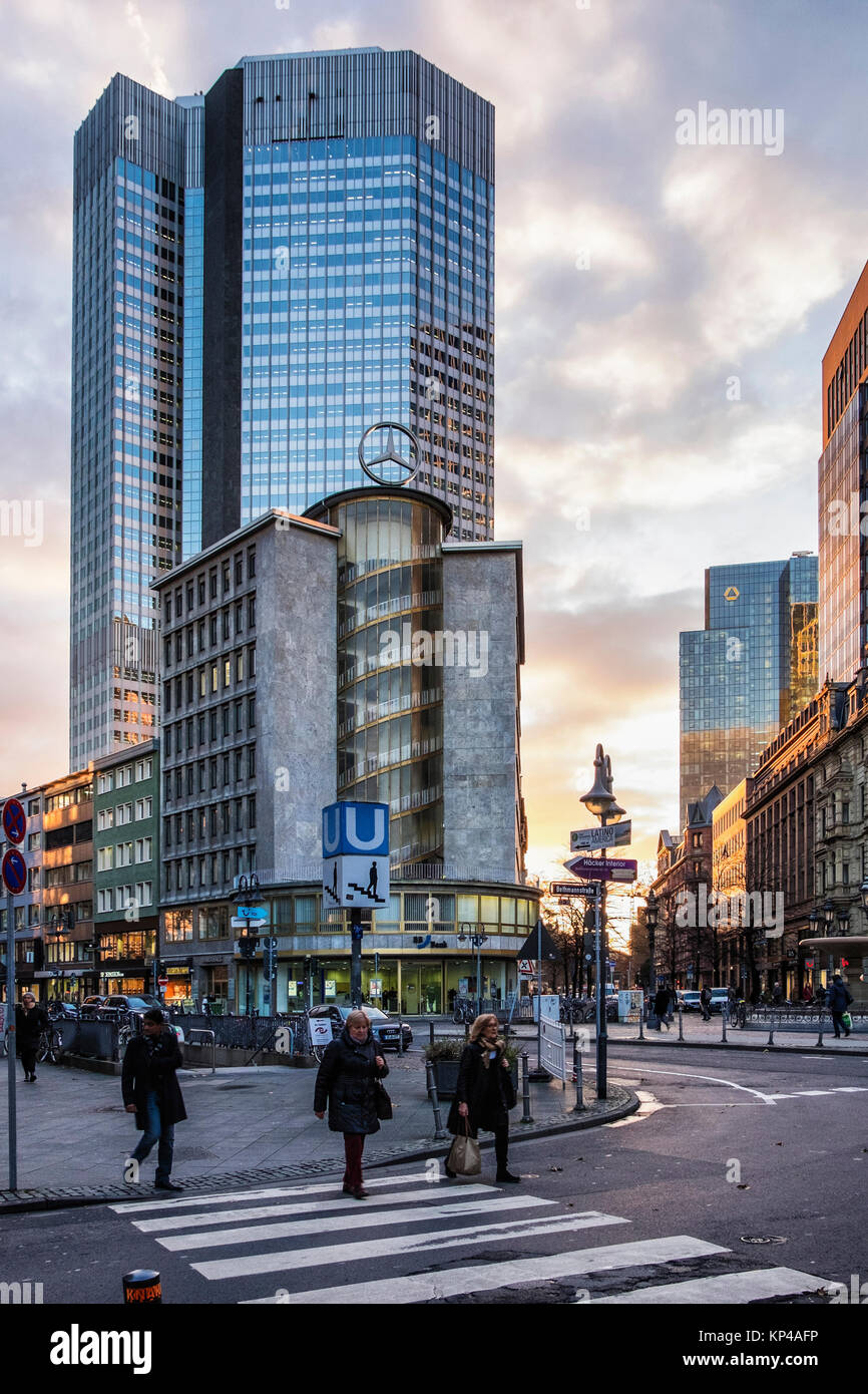 Frankfurt, Deutschland. Moderne Architektur im Stadtzentrum, Mercedes Händler, Eurotower Wolkenkratzer und die Commerzbank Hochhaus Stockfoto