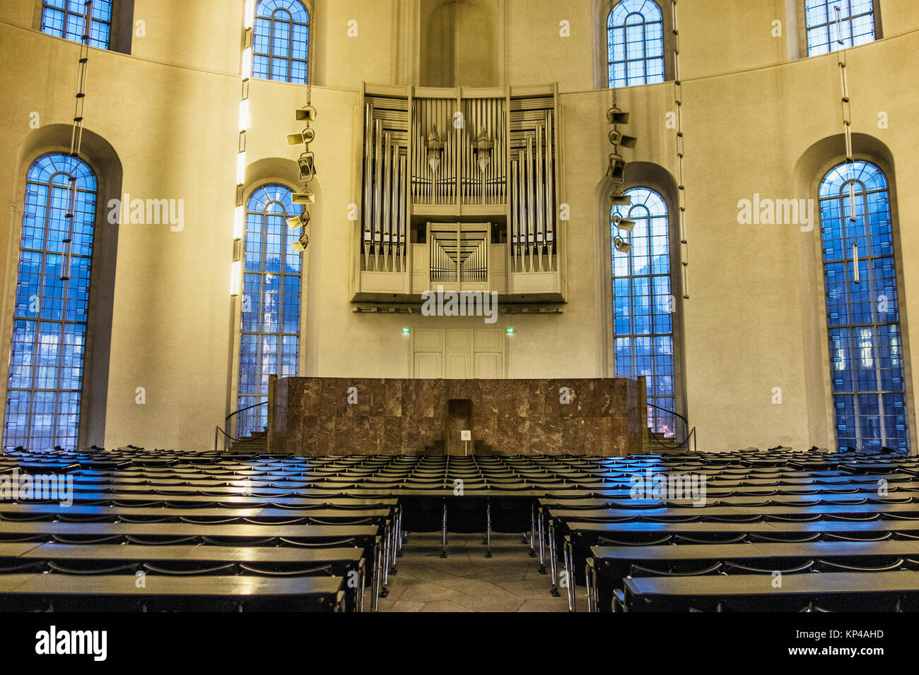 Frankfurt am Main, Hessen. Paulskirche, St. Paul's Kirche Innenraum. Oval Montagehalle mit Sitzgelegenheiten, hohen Fenstern, Orgel. Als Treffpunkt für Tannen verwendet Stockfoto
