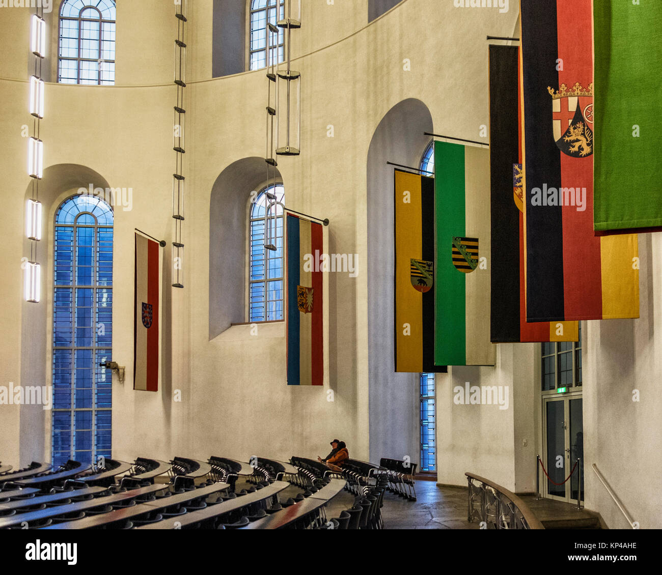 Frankfurt am Main, Hessen. Paulskirche, St. Paul's Kirche Innenraum. Oval Montagehalle mit Sitzgelegenheiten, hohen Fenstern, Flaggen. Als Treffpunkt für verwendet Stockfoto