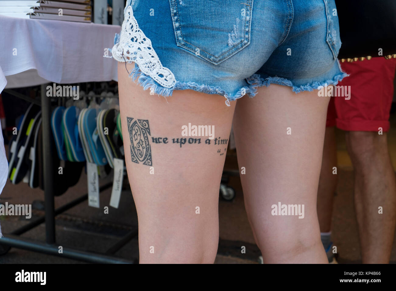 Frau mit Tattoo am Oberschenkel, Frankreich. Stockfoto