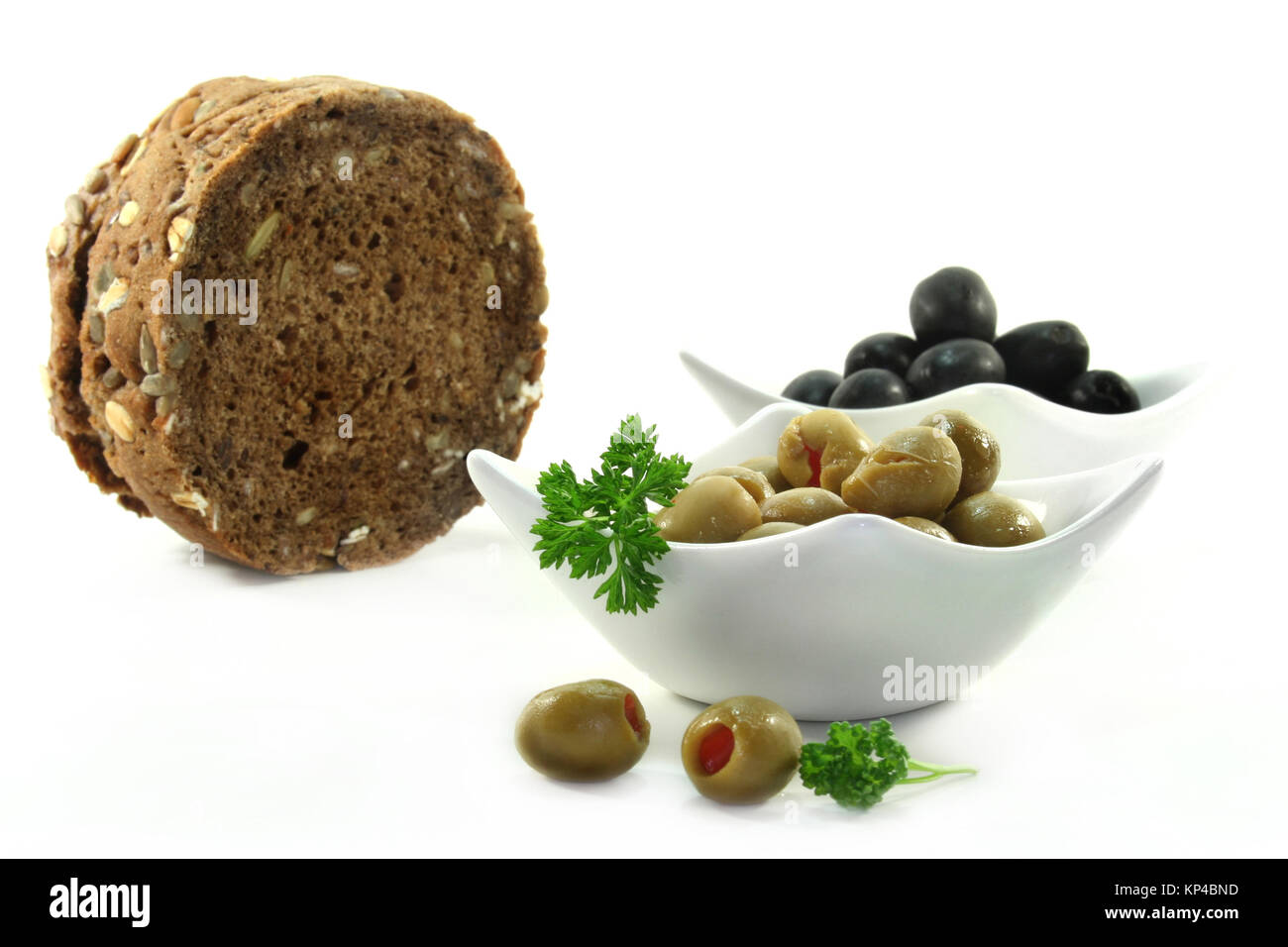 Schwarze und Grüne Oliven in kleine weiße Schalen Stockfoto