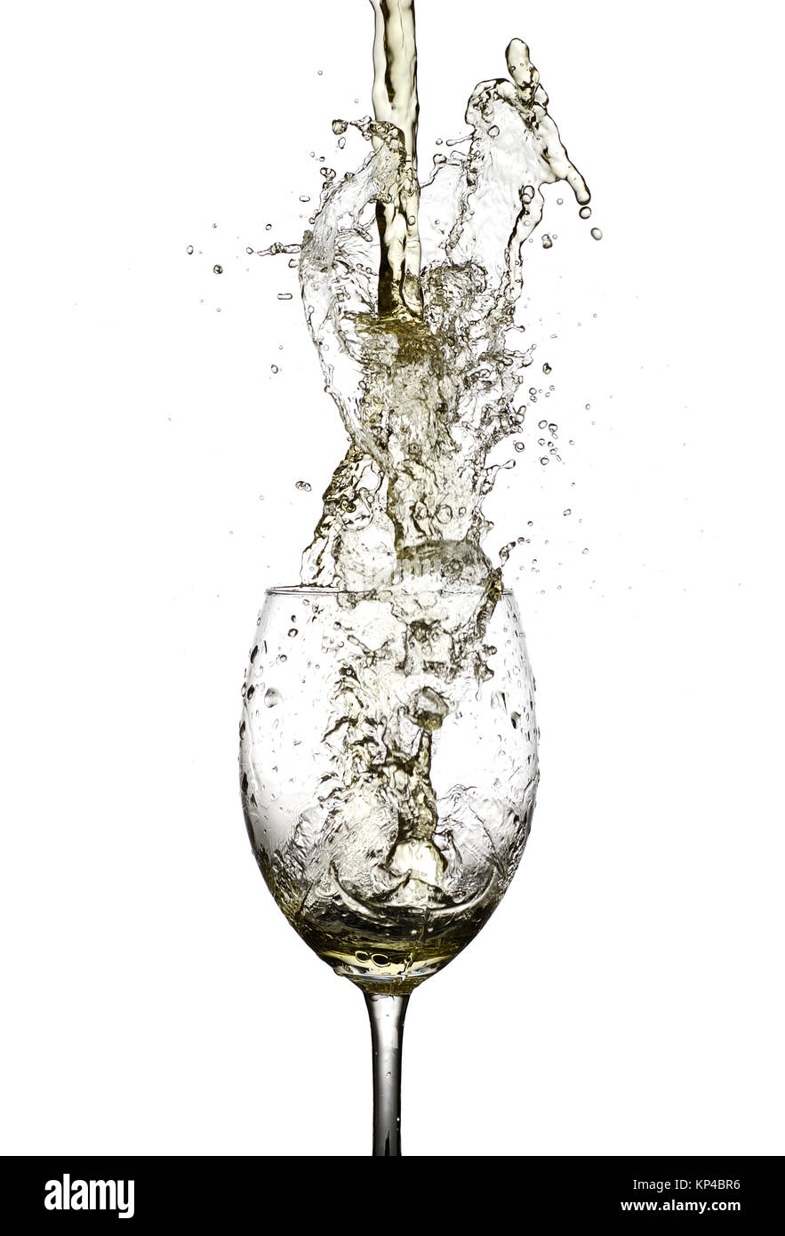 Weißwein gegossen wird in ein Glas Wein aus einer Höhe Stockfoto