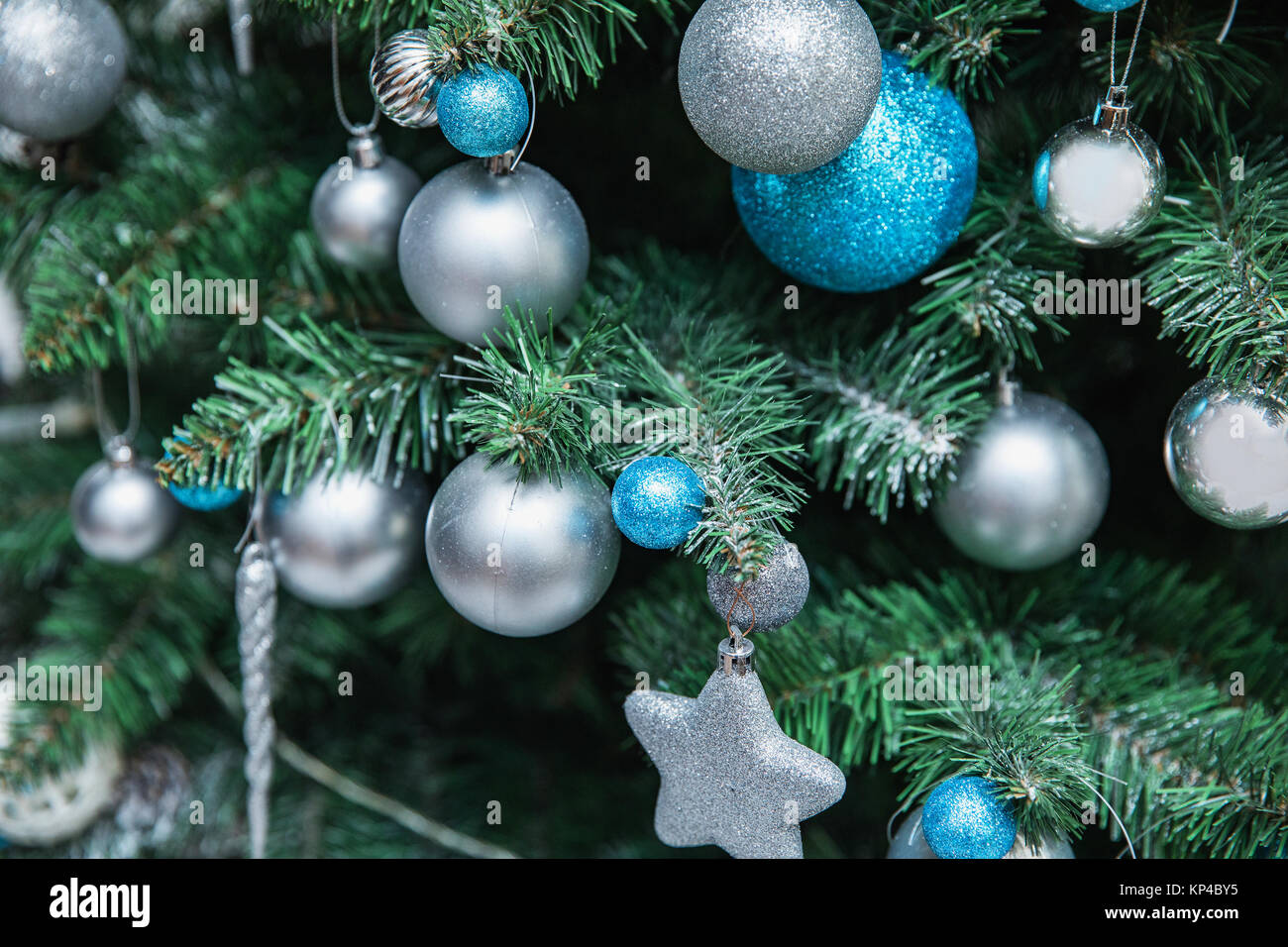 Schöne Weihnachten Baum mit blauen und weißen ballson einen weißen Hintergrund. Stockfoto