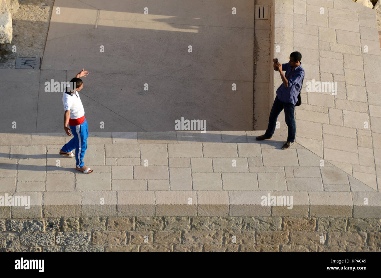 Lokale Jugendliche fotografieren einander auf den Mauern des Fort Saint Jean Marseille Provence Frankreich Stockfoto