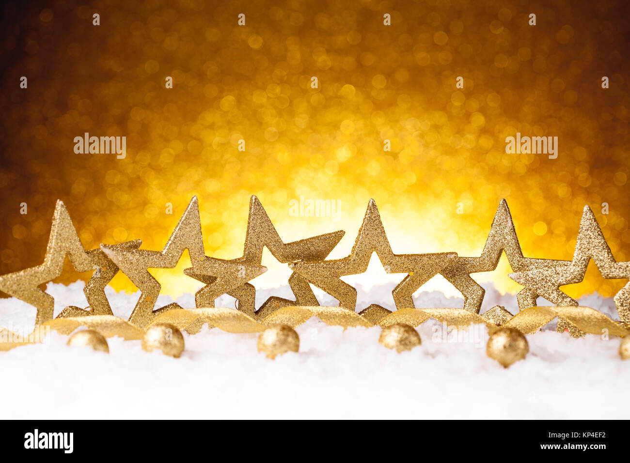 Goldene Tanne von Weihnachten Sterne Dekoration auf Glitzer Hintergrund Stockfoto