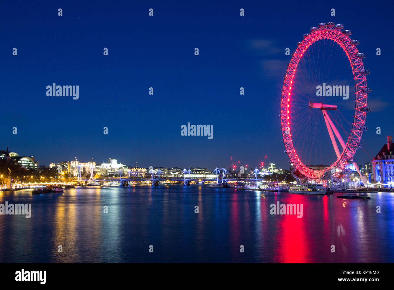 London Skyline bei Nacht mit dem London Eye auf der rechten Seite. Stockfoto