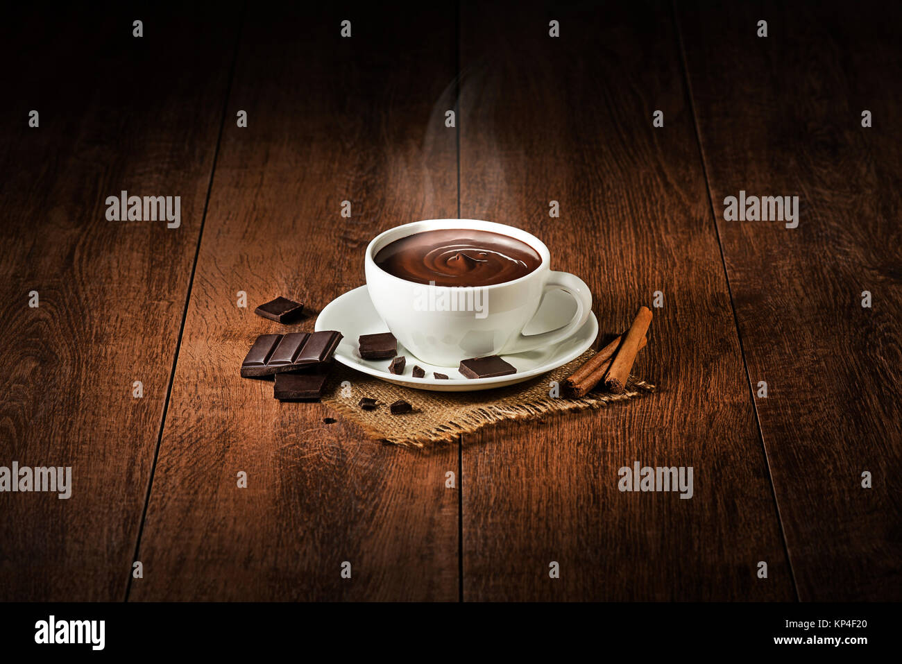 Tasse heiße Schokolade und Kakao mit Rauch auf Holz- Hintergrund. Stockfoto