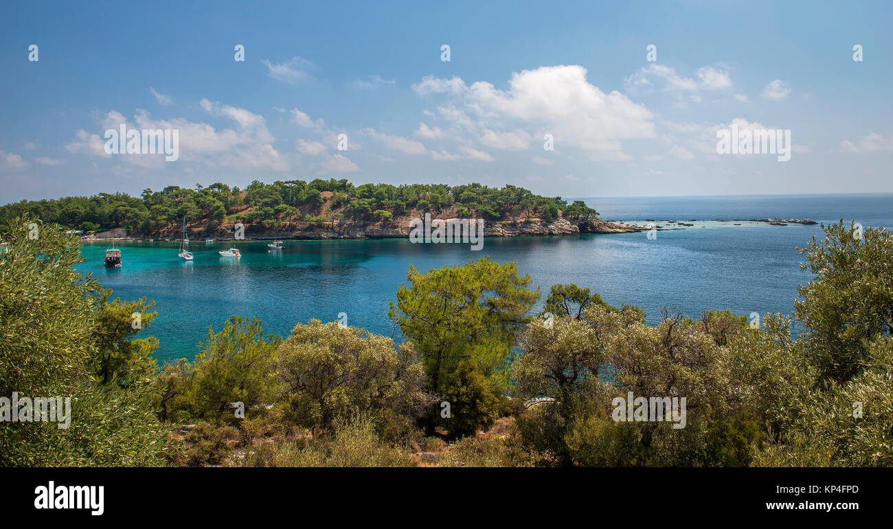 Yachten in der Küste der Insel, turqoase Wasser, Panoramaaussicht Stockfoto