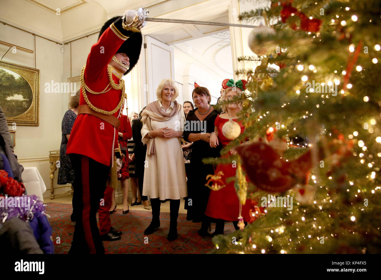 Die Herzogin von Cornwall und eine Helen & Douglas House Wohltätigkeitsorganisation und Kinder, die von Roald Dahls wunderbarer Kinderhilfe unterstützt werden, bei der Dekoration des Weihnachtsbaums im Clarence House. Stockfoto