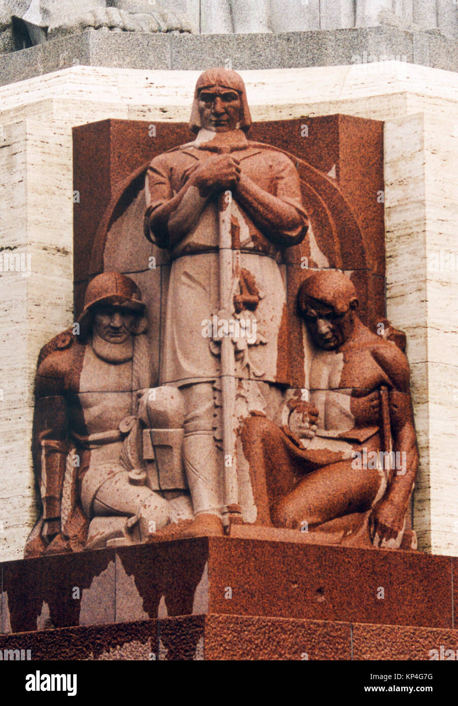 Freiheitsdenkmal in Riga Lettland Memorial und ehrt Soldaten während der lettischen Unabhängigkeit 1918 die Skulptur in rotem Granit 2010 getötet Stockfoto
