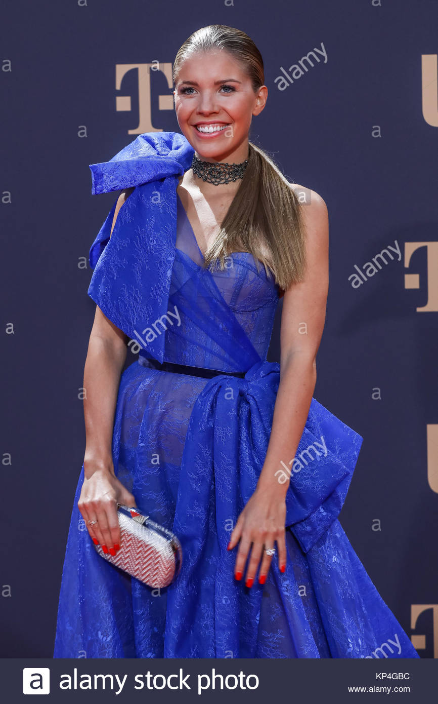 Victoria Swarovski im blauen Kleid mit Schulterschleife ...