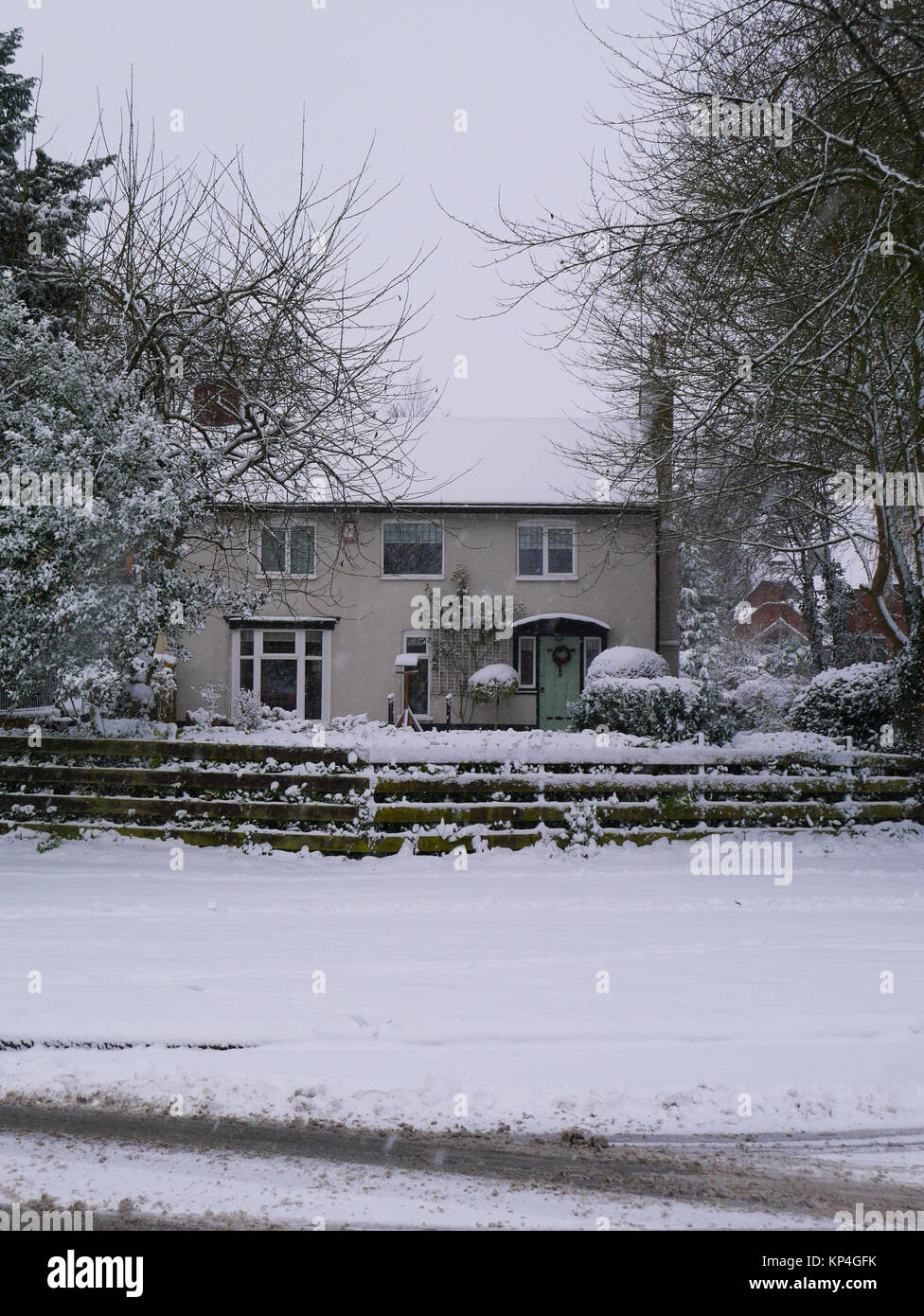 Einen hübschen englischen Cottage im Schnee Stockfoto