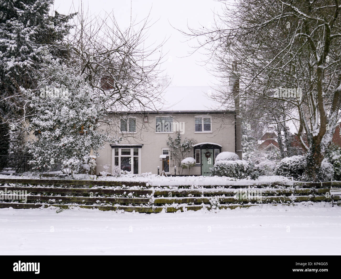 Einen hübschen englischen Cottage im Schnee Stockfoto