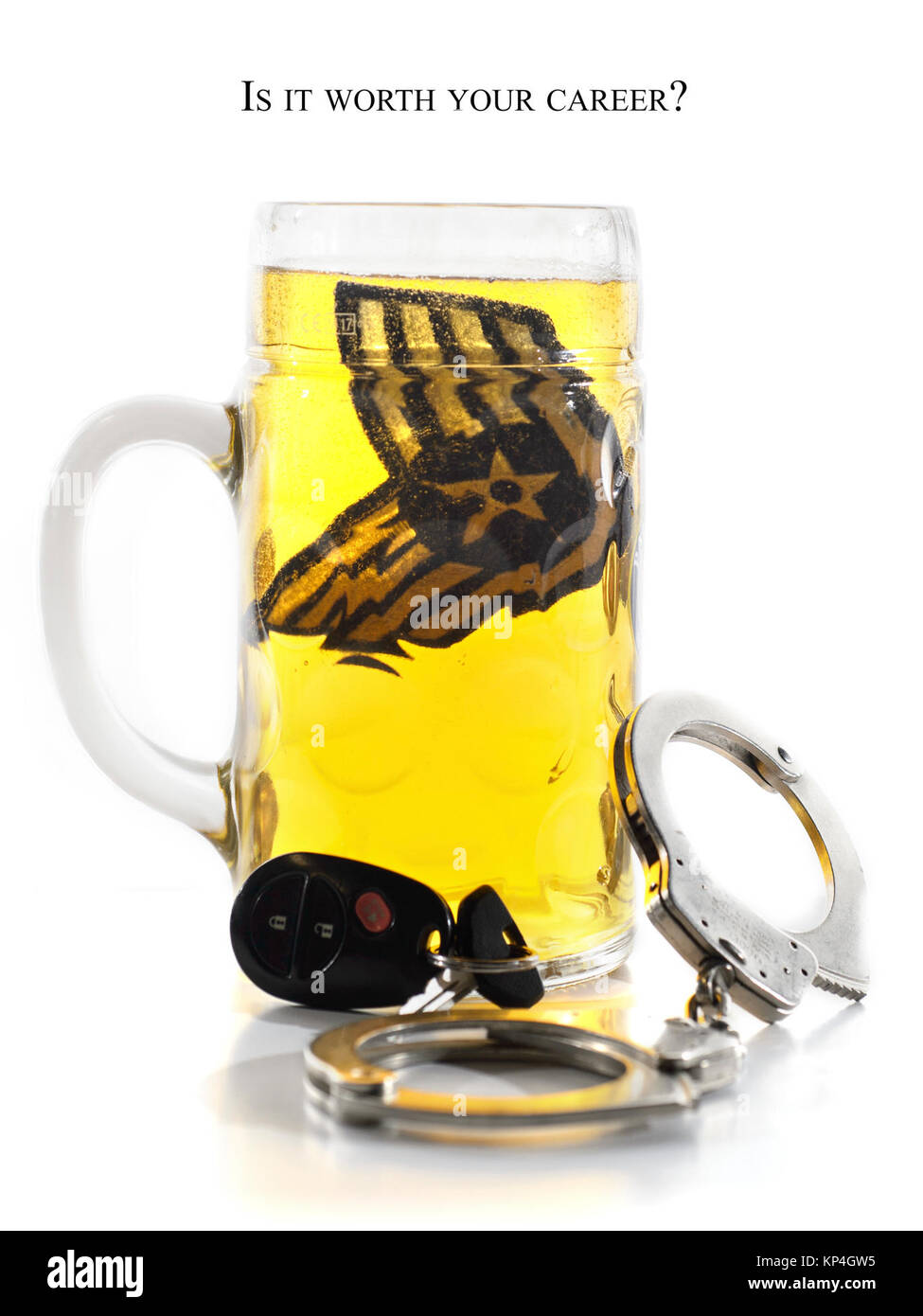 Die gesetzliche Obergrenze für den Blutalkoholgehalt in Deutschland ist .05 mit nur einem Standard 1 Liter Bier, die Sie über das BAK-Grenze setzen können. Fahren unter dem Einfluss kann eine schwerwiegende negative Auswirkungen auf ihre Luftwaffe Karriere. Stockfoto