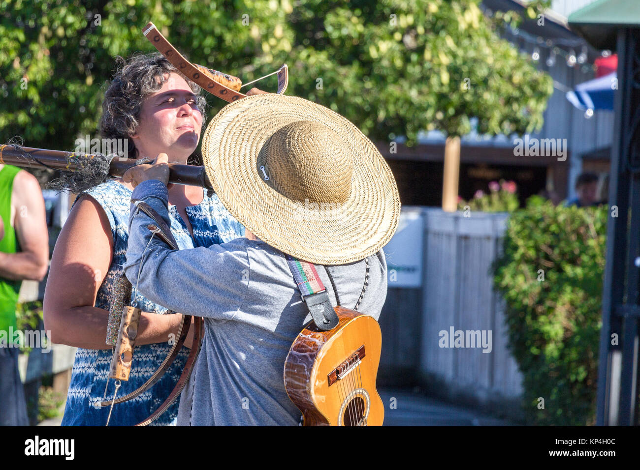 Salt Spring Island, Kanada - 29. August 2017: Ein Mann spielt eine Bambusflöte und einen Bogen für eine weibliche Touristen in Salt Spring Harbor. Stockfoto