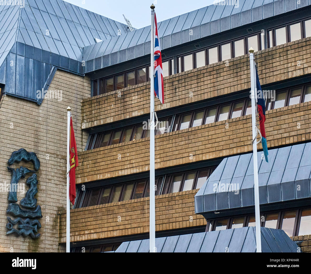 Drei fahnenmasten vor einem Ministerium der Verteidigung Gebäude in Glasgow, UK. Fahnen gehören Union Jack, Ministerium der Verteidigung Flagge und schottische Standard. Stockfoto