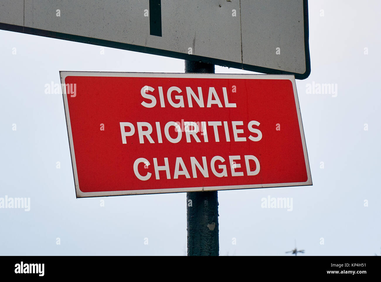 Warnung Schild Signal Prioritäten geändert. Stockfoto