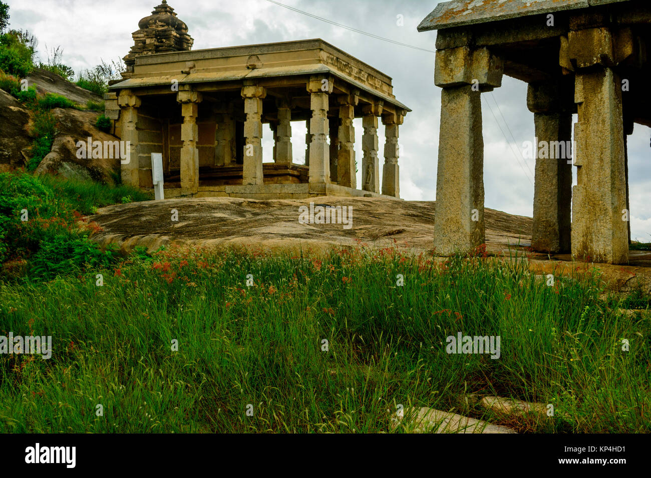 Stone Temple Struktur auf der grasbewachsenen Hügel Vindhyagiri, Shravanabelagola Stockfoto