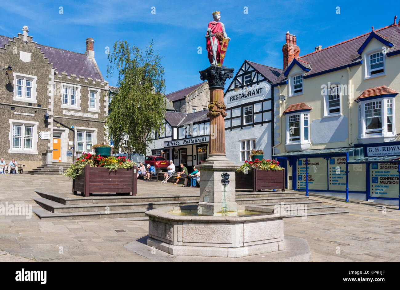 North Wales conway North Wales Conwy in Wales cymru Conway Marktplatz mit Prinz Llewlyn statue Conwy Gwynedd in Nordwales go De eu Europa Stockfoto