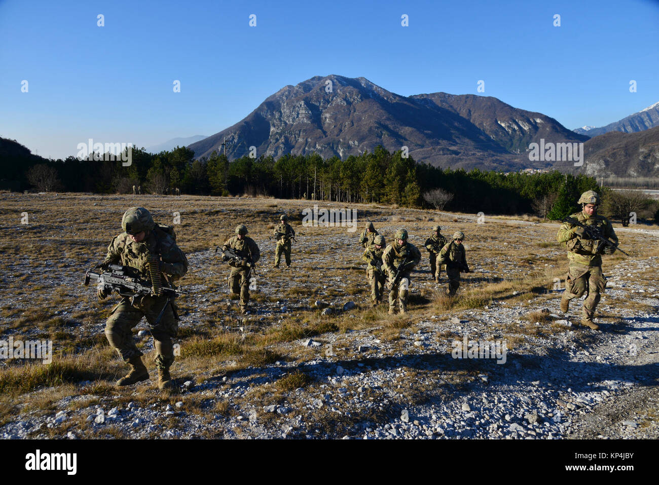 Us-Armee Fallschirmjäger auf das erste Bataillon zugeordnet, 503Rd Infanterie Regiment, 173Rd Airborne Brigade, Qualifizieren mit Ihren Maschinengewehr M 240 während der Dreharbeiten Übung in Rivoli Bianchi, Venzone, Italien, Dezember 06,2017. Die 173Rd Airborne Brigade ist der US-Armee Contingency Response Force in Europa, die in der Projektion bereit Kräfte überall in den USA in Europa, Afrika oder Zentrale Befehle Verantwortungsbereiche innerhalb von 18 Stunden. (U.S. Armee Stockfoto