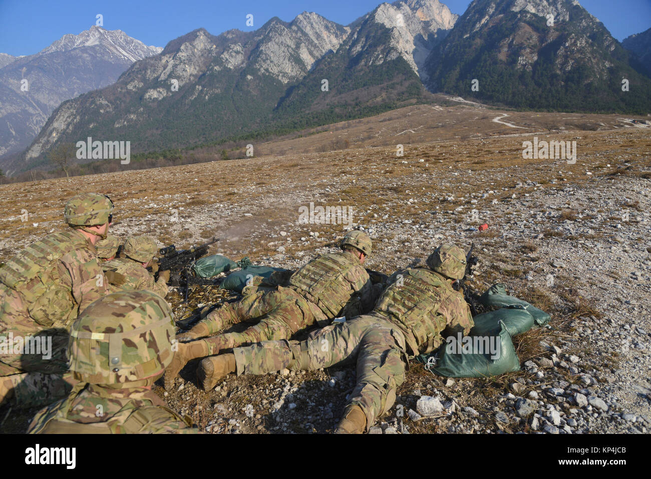 Us-Armee Fallschirmjäger auf das erste Bataillon zugeordnet, 503Rd Infanterie Regiment, 173Rd Airborne Brigade, Qualifizieren mit Ihren Maschinengewehr M 240 während der Dreharbeiten Übung in Rivoli Bianchi, Venzone, Italien, Dezember 06,2017. Die 173Rd Airborne Brigade ist der US-Armee Contingency Response Force in Europa, die in der Projektion bereit Kräfte überall in den USA in Europa, Afrika oder Zentrale Befehle Verantwortungsbereiche innerhalb von 18 Stunden. (U.S. Armee Stockfoto