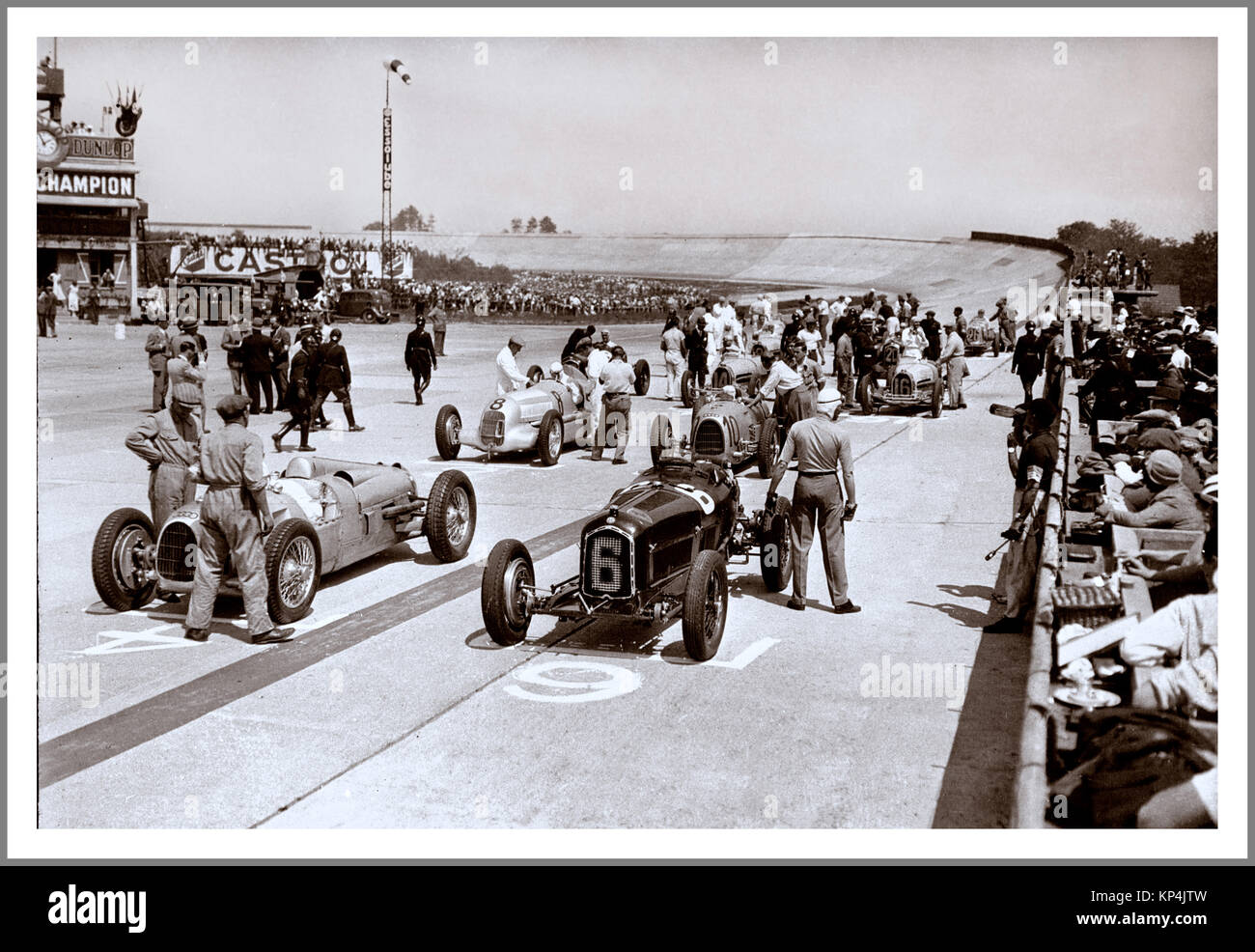 Der Grand Prix von Frankreich 1934 (früher XXVIII Grand Prix de l’Automobile Club de France) war ein Grand Prix-Rennen, das am 1. Juli 1934 in Montlhéry ausgetragen wurde. Das Rennen umfasste 40 Runden auf einer Strecke von 12,5 km und eine Gesamtstrecke von 500,0 km Dies ist das erste Rennen, bei dem die Mercedes Benz Silberpfeile „Silberpfeile“ und „Auto Union“ teilnahmen. Erster Monaco Louis Chiron Alfa Romeo zweiter Italien Achille Varzi Alfa Romeo (Auto Nr. 6) im Vordergrund. Dritter Italien Carlo Felice Trossi Stockfoto