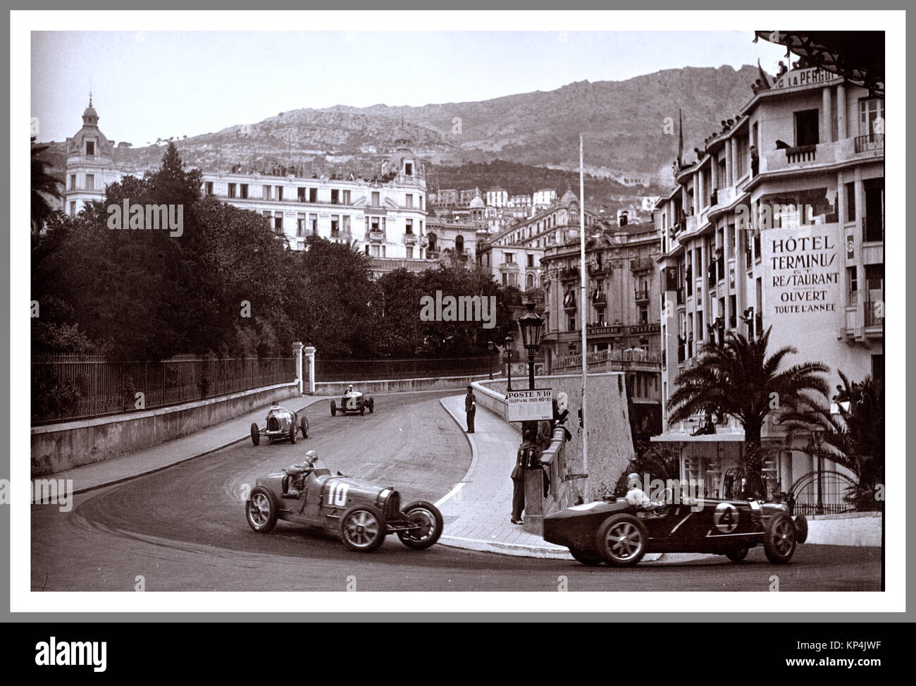 Monaco Vintage B&W Bild des Grand Prix von Monaco 1932 1932 beim Grand Prix von Monaco war ein Grand-prix-Rennen auf dem Circuit de Monaco am 17. April 1932 statt. Tazio Nuvolari, fahren für die Werke Alfa Romeo Team, gewann das Rennen von nur 2,8 Sekunden Stockfoto
