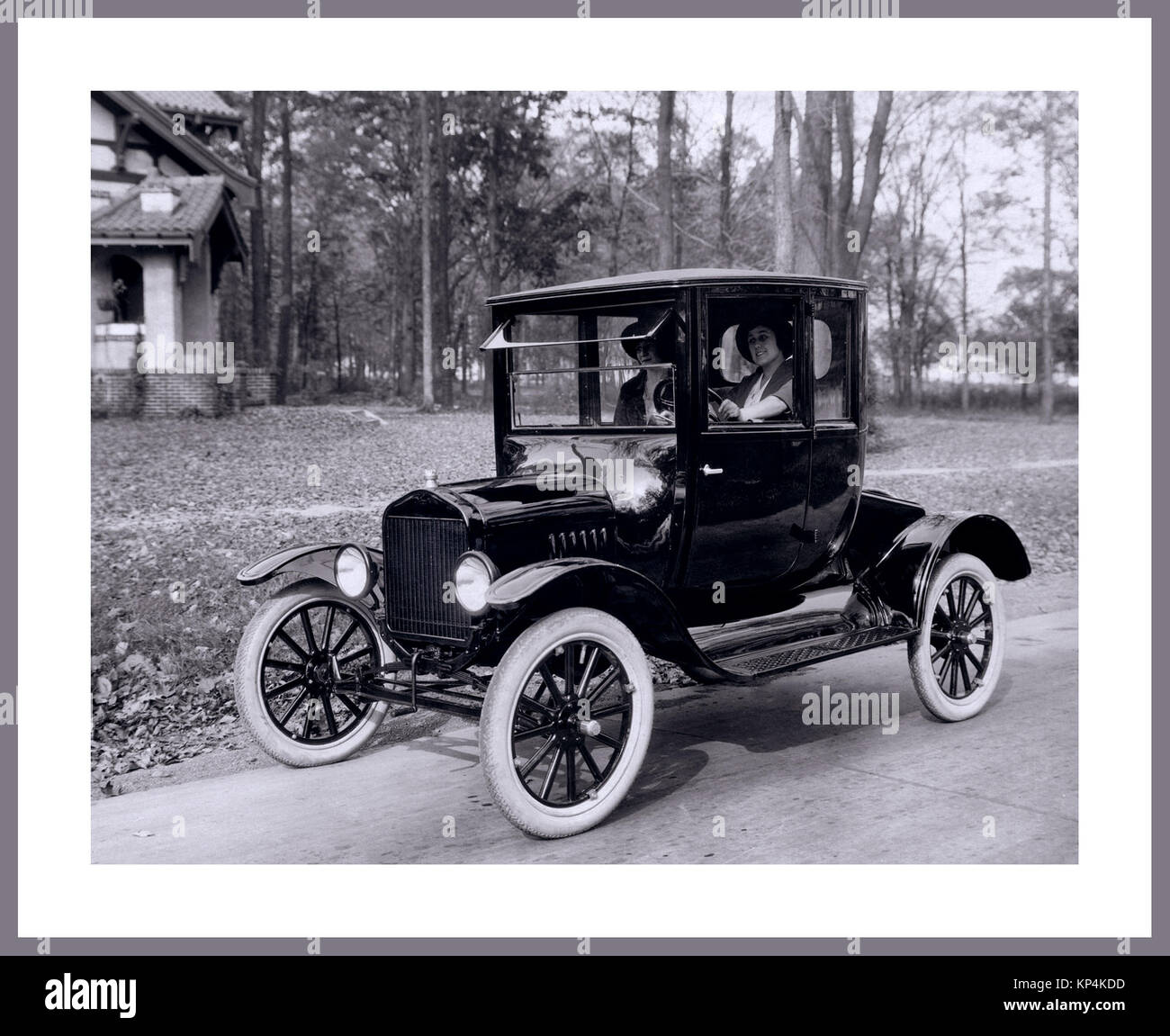 Vintage-Archiv American Ford Modell T Coupé 1920/1921 Ford Modell T Coupé die beiden Passagiere 1920 Ford Modell T Coupé Getriebe war von Standard-Design Planetentyp mit zwei Geschwindigkeiten vorwärts und rückwärts. 1921 Coupés für 695,00 US-Dollar mit elektrischem Start und abnehmbaren Felgen verkauft. Der Endantrieb erfolgte über ein Drehmomentrohr. Stockfoto