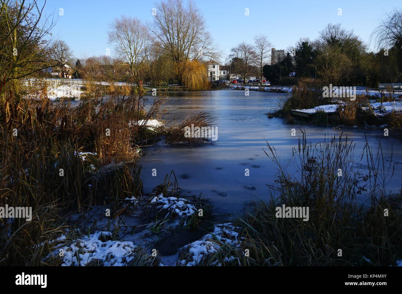 Ein Blick über einen gefrorenen William Teich zu The Fox Inn (Querformat) Stockfoto