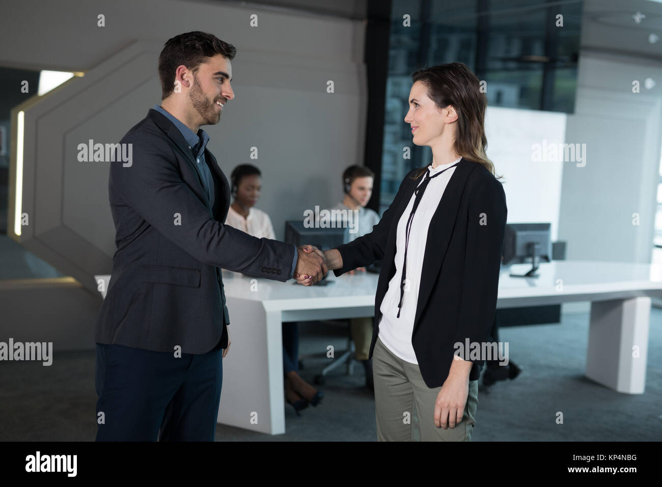 Lächelnde Kunden Service Trainer Hände schütteln im Büro Stockfoto
