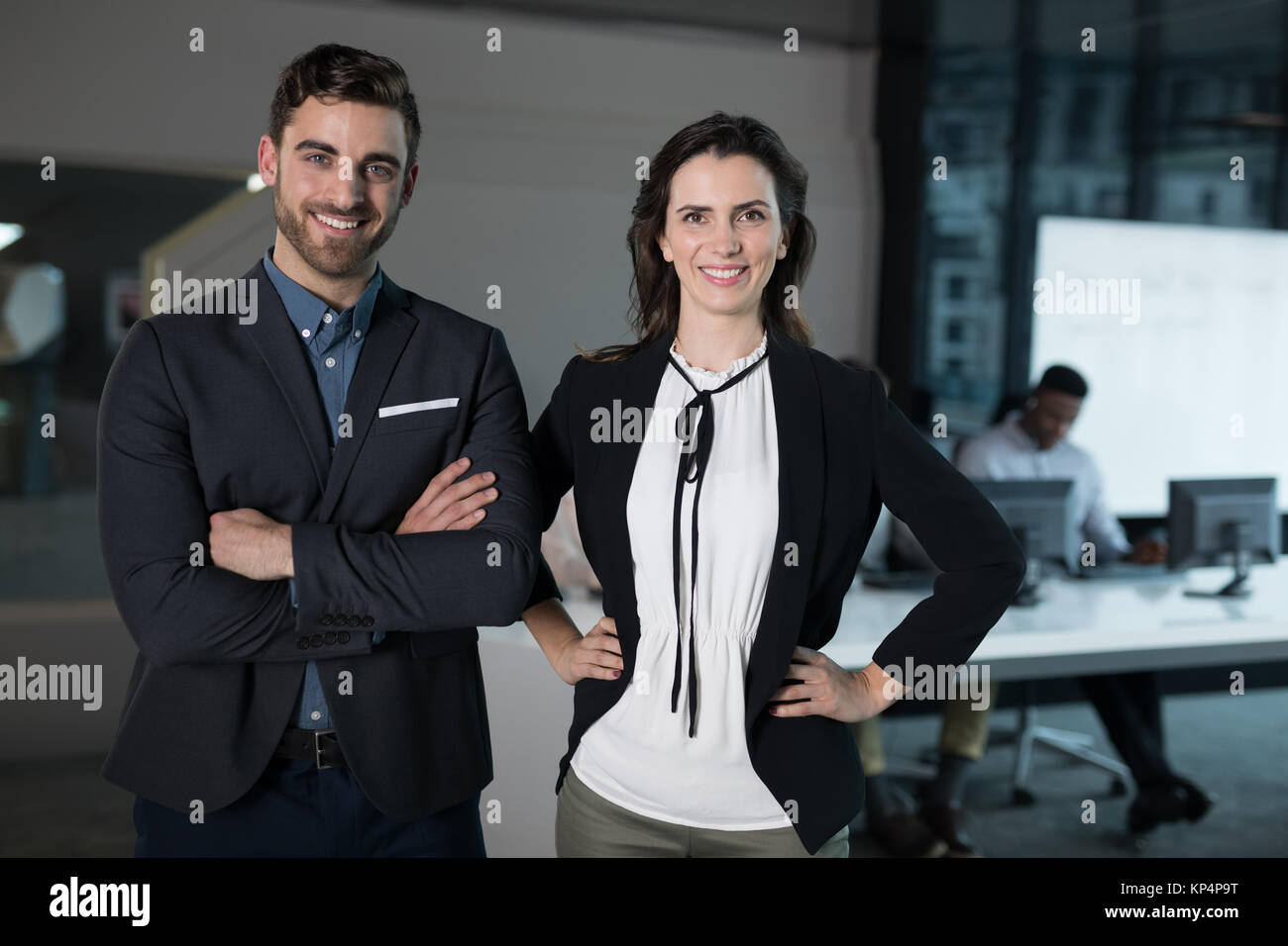 Portrait von lächelnden Kunden Service Trainer stehen im Büro Stockfoto